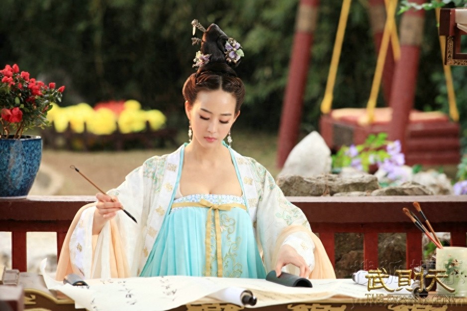 众女星穿“齐胸襦裙”谁才是最美？李小璐的网红脸竟也不违和！