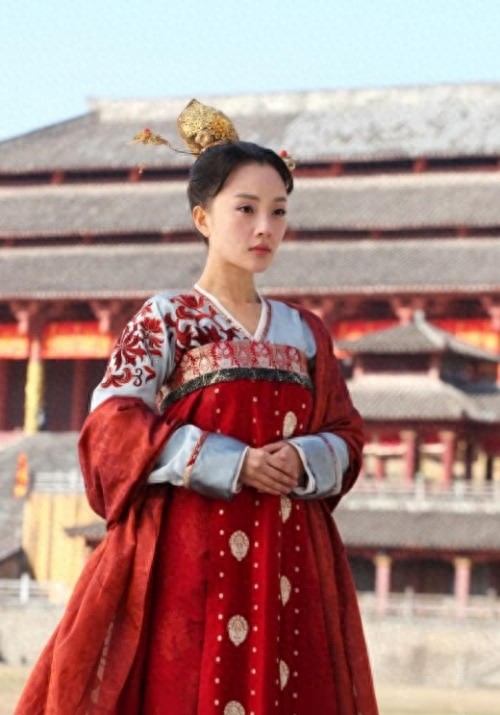 众女星穿“齐胸襦裙”谁才是最美？李小璐的网红脸竟也不违和！