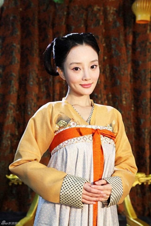 众女星穿“齐胸襦裙”谁才是最美？李小璐的网红脸竟也不违和！