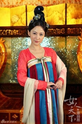 众女星穿“齐胸襦裙”谁才是最美？李小璐的网红脸竟也不违和！