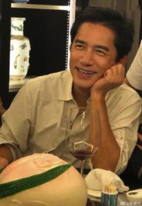 ​刘嘉玲晒照为梁朝伟庆59岁生日 结婚12年甜蜜似初恋