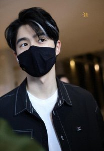 ​刘昊然综艺新造型风格大变 银色挑染神似郭富城