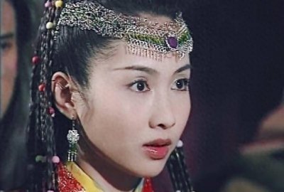 ​阔太黎姿晒全家福，穿羊毛衫表情温柔，网友遗憾女儿没有妈妈漂亮