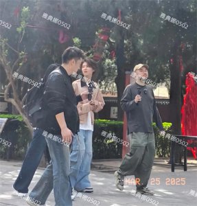 ​鹿晗身高水分好大啊，哪有1米78，小小一只很瘦很白本人真的很帅