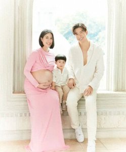 ​泰星Push推哥妻子怀二胎 晒全家福庆祝结婚六周年