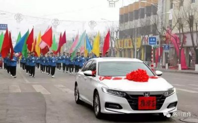 ​教育系统秧歌扭起来，网友赞叹：红蓝搭配最惊艳！