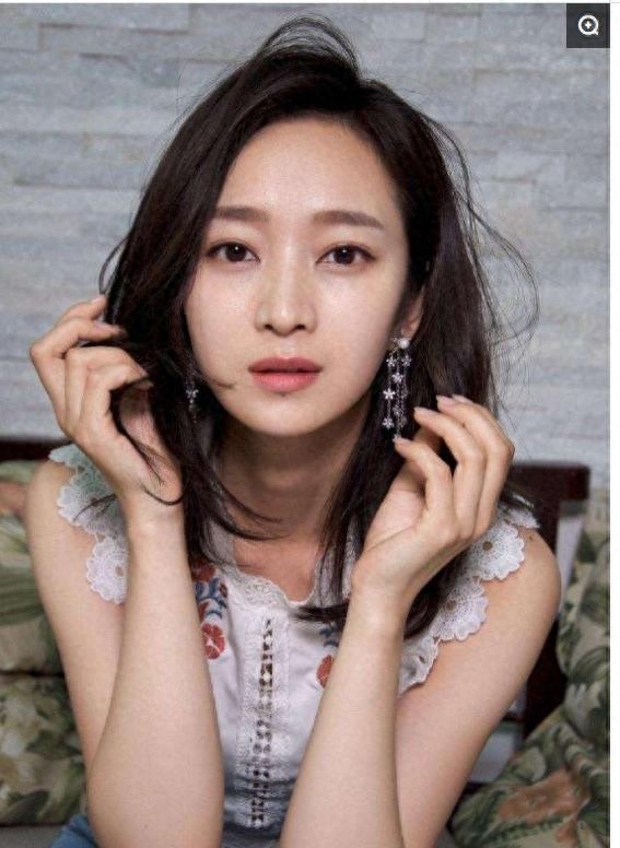 王治郅的妻子周蕾，身材高挑 才貌双全 照片欣赏