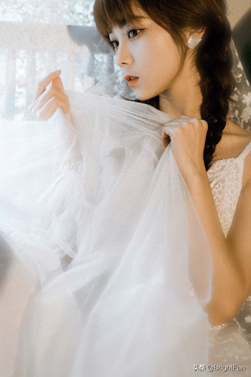 极品美女蕾丝吊带白裙性感迷人写真图片