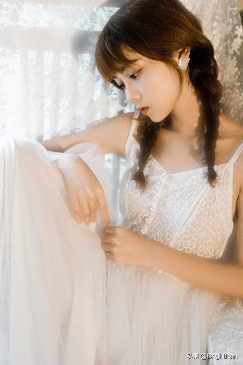 极品美女蕾丝吊带白裙性感迷人写真图片