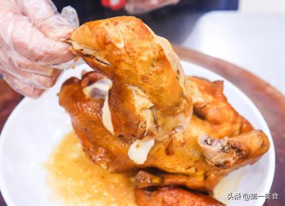 ​最懒吃鸡！电饭煲焖鸡，整鸡下锅不加一滴水，焖出金黄美味