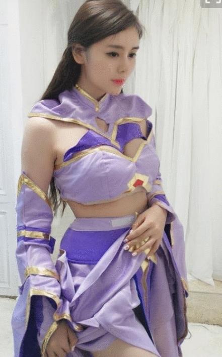 斗鱼年度亮点十足, 性感女神又回来了, 这礼服的开叉真刺眼
