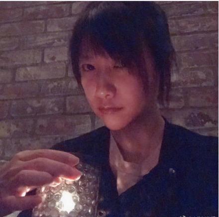 45岁徐静蕾素颜晒照，大眼睛长睫毛超漂亮，网友：撞脸韩庚了