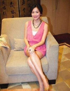 ​45岁徐静蕾素颜晒照，大眼睛长睫毛超漂亮，网友：撞脸韩庚了