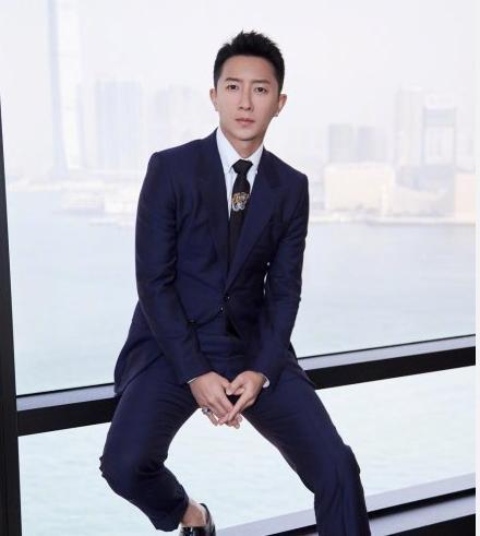 45岁徐静蕾素颜晒照，大眼睛长睫毛超漂亮，网友：撞脸韩庚了