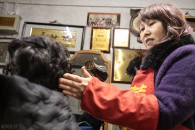 ​生意消沉！春节理发店主吐槽惨况，网友反讽：涨价竟显不足！
