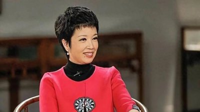 ​黄薇：德艺双馨的老艺术家、央视主持人、邓颖超的特型扮演者
