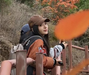 ​44岁柳岩爬山被偶遇！素颜穿夹克时髦减龄，嫩如24岁少女