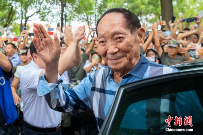 “杂交水稻之父”袁隆平逝世 一生为“两个梦想”奋斗
