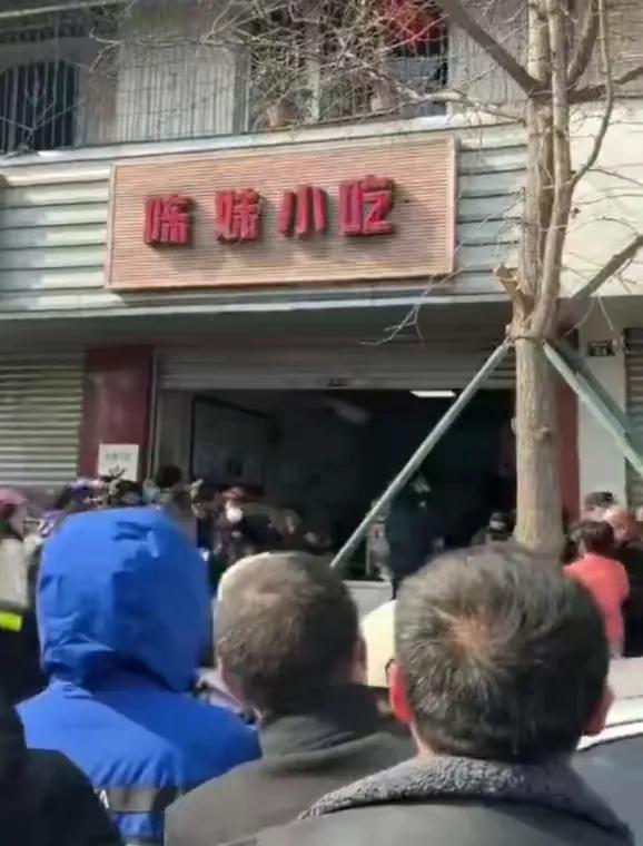 张杰回成都老家拜年，邻居太热情，直接喊小名，张杰秒变乖乖男
