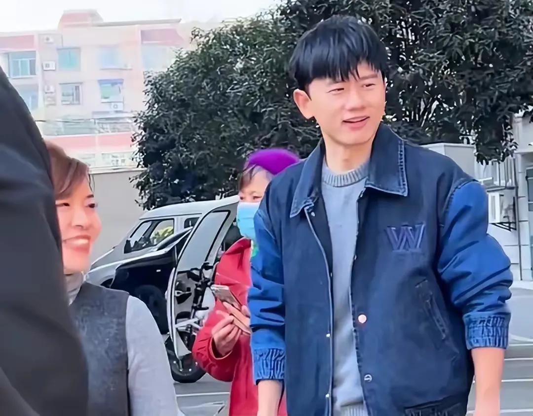 张杰回成都老家拜年，邻居太热情，直接喊小名，张杰秒变乖乖男