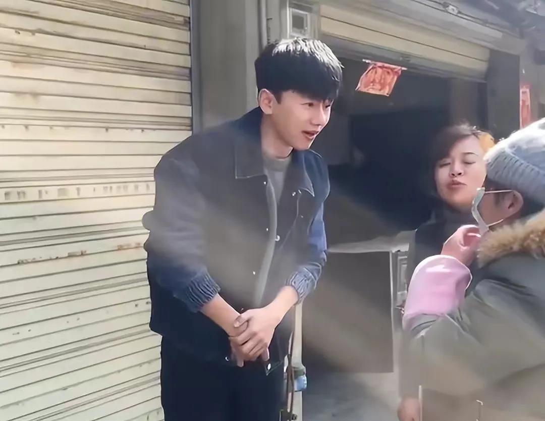 张杰回成都老家拜年，邻居太热情，直接喊小名，张杰秒变乖乖男
