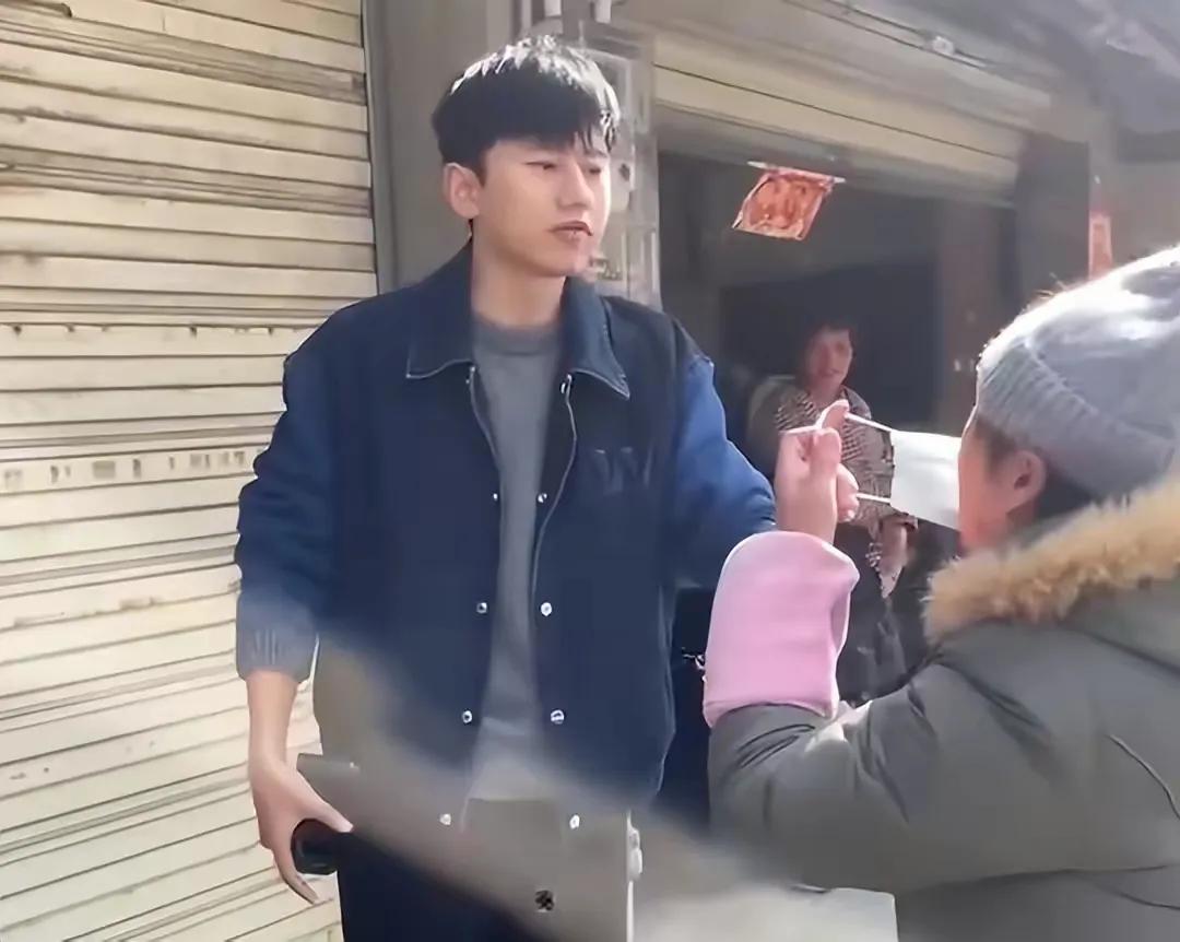 张杰回成都老家拜年，邻居太热情，直接喊小名，张杰秒变乖乖男