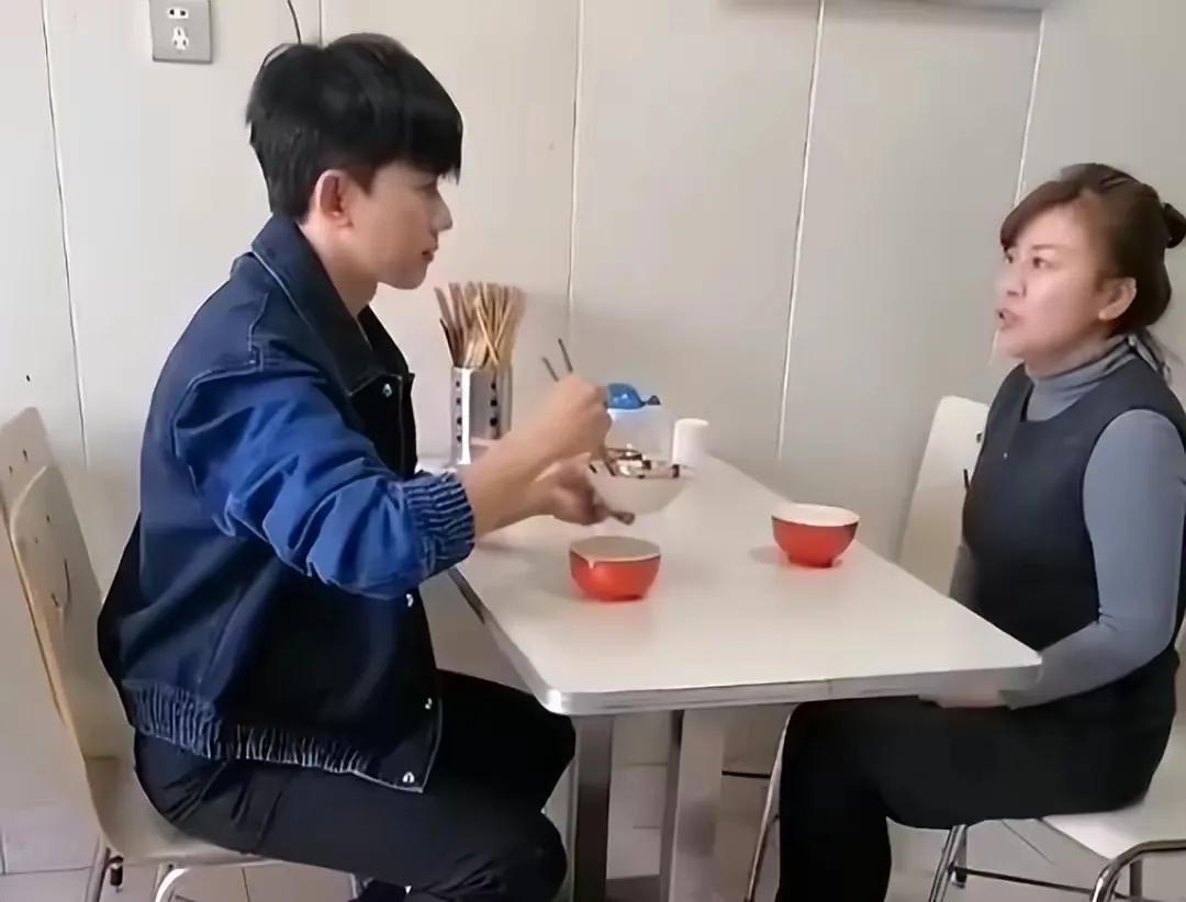 张杰回成都老家拜年，邻居太热情，直接喊小名，张杰秒变乖乖男