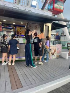 ​奚梦瑶何猷君抱娃出游被偶遇 二人穿搭休闲低调