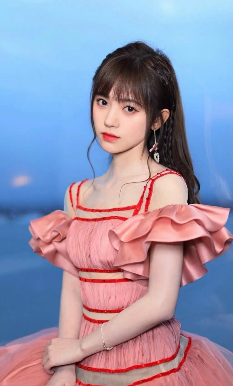 鞠婧祎出道前比赛照片（鞠婧祎前后对比）