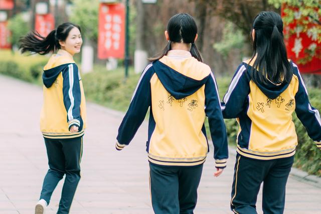 日本奇葩校服（盘点各国奇葩校服）(15)