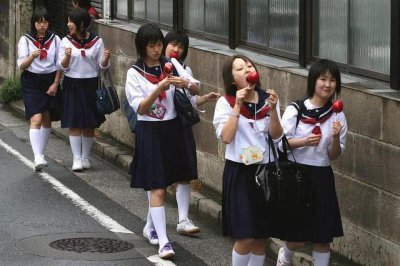 ​日本奇葩校服（盘点各国奇葩校服）