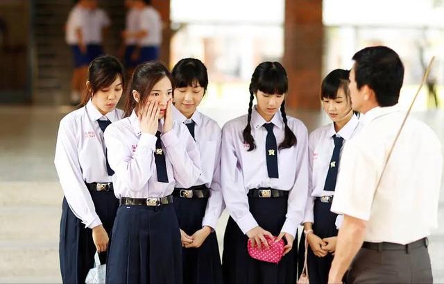 日本奇葩校服（盘点各国奇葩校服）(4)