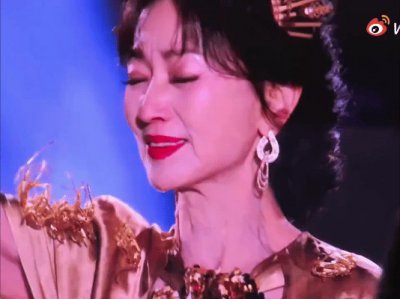 ​赵雅芝《新白》30周年演唱会，泪光致敬经典惹热议