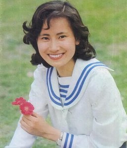 ​陈燕华：嫁大学教授，33岁才当妈妈，66岁被丈夫宠成宝