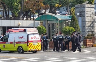 ​韩媒：一七旬男子在韩国防部大楼门前刺伤两名警察